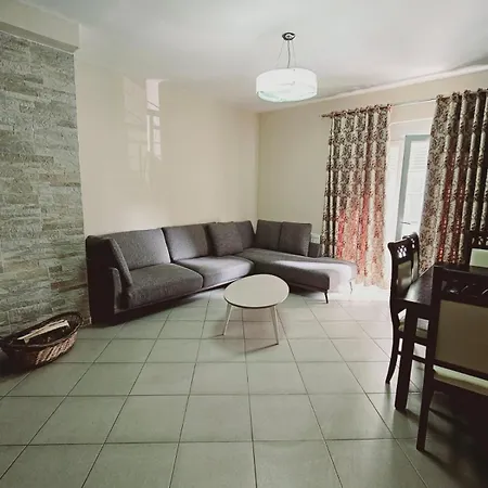 With 2 Sleeping And 2 Bathrooms Apartment *